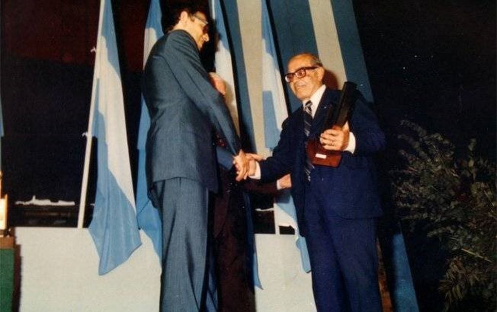 El presidente de la Federación Argentina de Billar, recibe el Konex de Platino 1980 en nombre de Pedro Leopoldo Carrera