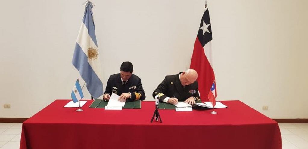 Firma de convenios entre la Armada de Argentina y Chile