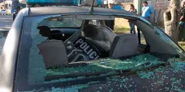 Borrachos destrozaron un móvil policial en Maciel