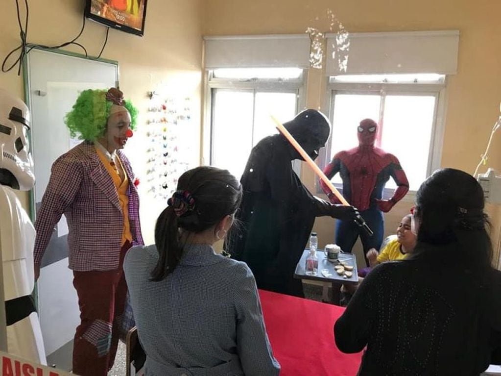 Darth Vader y El Hombre Araña cordobés visitaron a los chicos del área de Oncología del Hospital de Niños y así los alegraron. (Facebook)