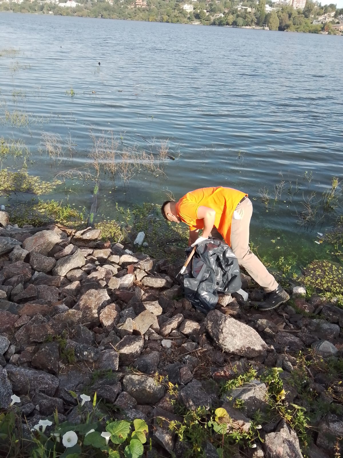 Limpieza de costas en el Lago San Roque