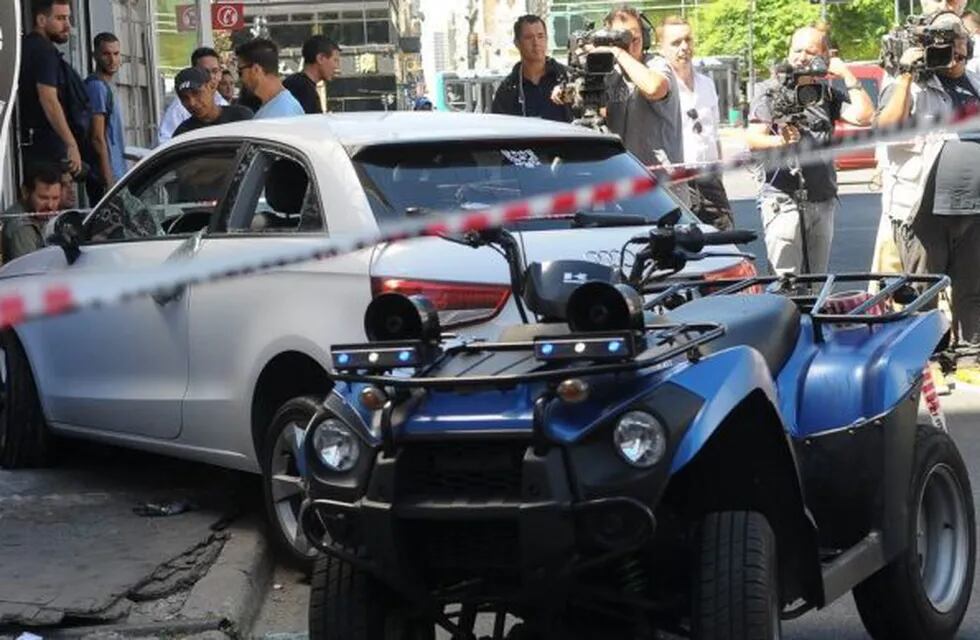 Violento ataque de motochorros en pleno Microcentro porteño. (Foto: Clarín)