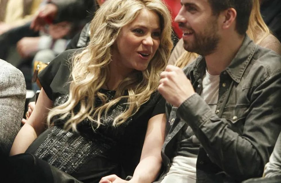 GRA341. BARCELONA, 14/01/2013.- La cantante colombiana Shakira (i), y su pareja, el jugador del FC Barcelona, Gerard Piquu00e9 (d), durante la presentación hoy en La casa del libro de Barcelona de la obra 