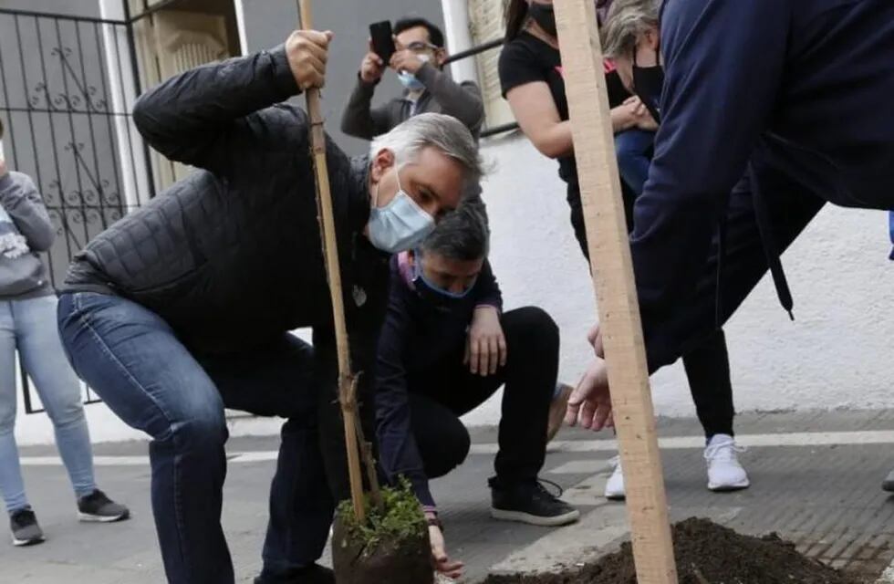 El intendente Llaryora participó en la plantación de 250 árboles de los 500 que están previstos para el barrio.