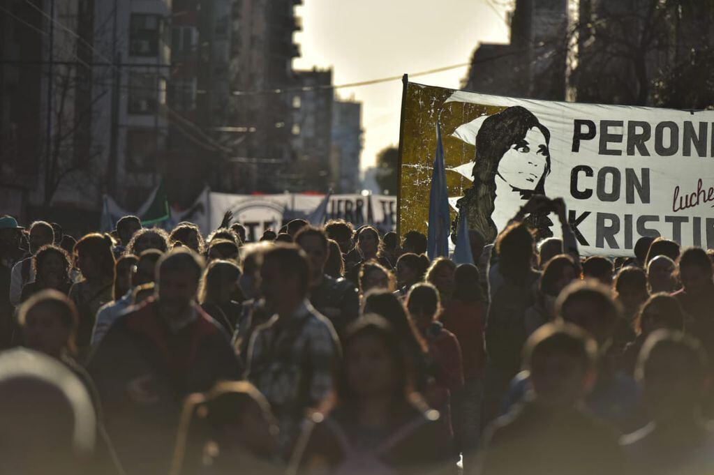 Marcha en repudio al atentado a la vicepresidenta Cristina Fernández por las calles de Córdoba. (Facundo Luque / La Voz)