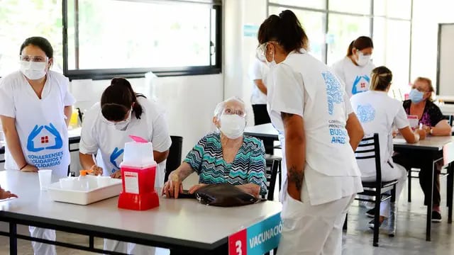 Comenzaron a vacunar a adultos mayores en el comedor de la Universidad Nacional de La Plata