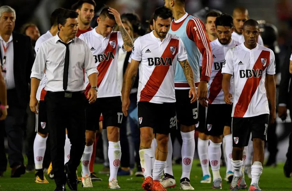 River Plate's footballers leave the field after loosing against Boca Juniors in the Superliga first division tournament derby match at Monumental stadium in Buenos Aires, Argentina, on November 5, 2017. / AFP PHOTO / EITAN ABRAMOVICH