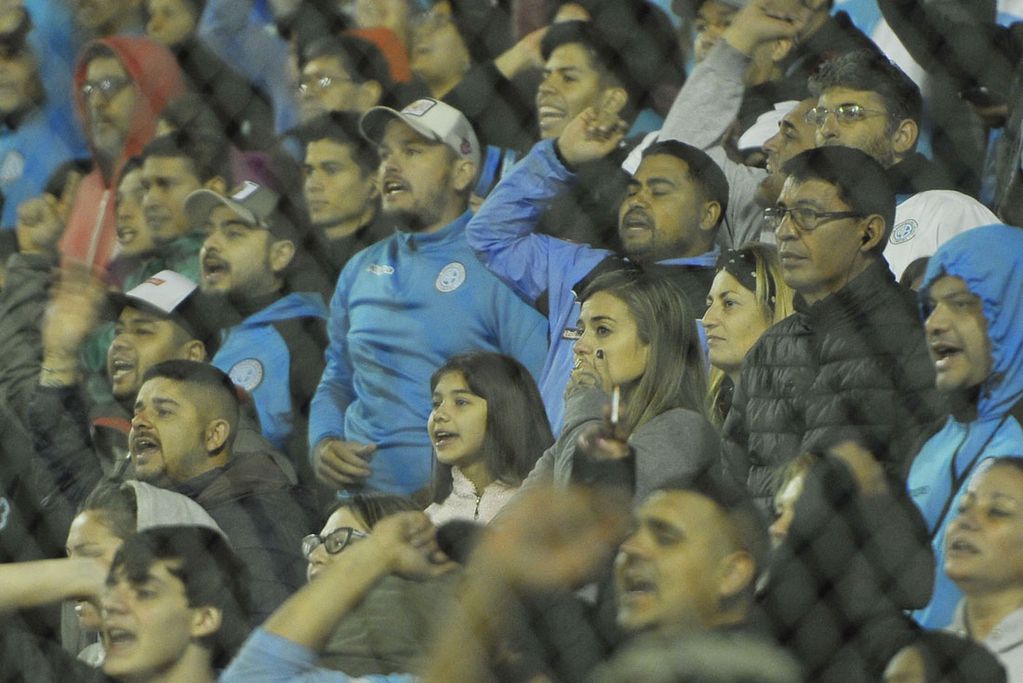 Hinchas de Belgrano durante el partido contra Maipu en Alberdi 31 octubre 2021 foto Javier Ferreyra