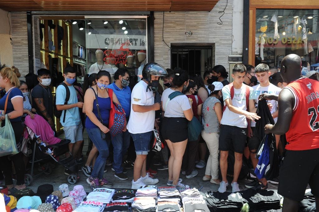 Colapso de personas en el barrio porteño de Flores por las compras navideñas. Foto: Clarín.