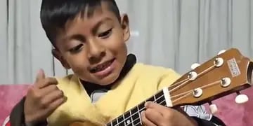 Gerónimo, el pequeño de 6 años que deslumbra en Salta por su talento a cantar y tocar el ukelele.