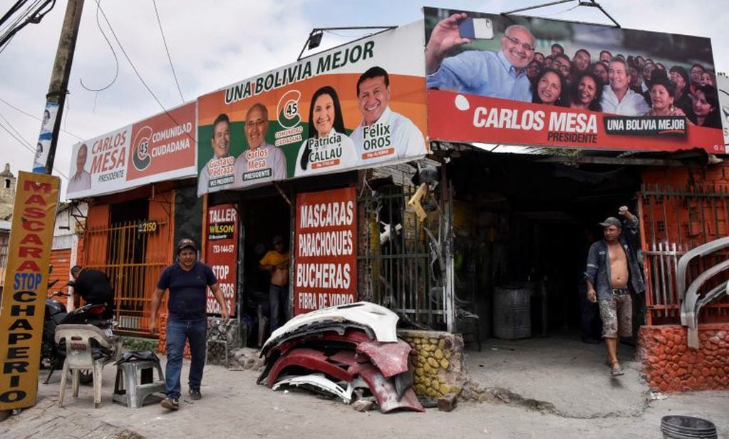 Los sondeos han posicionado a Carlos Mesa como el único capaz de lograr forzar la celebración de una segunda vuelta electoral en Bolivia. (Photo by AIZAR RALDES / AFP)