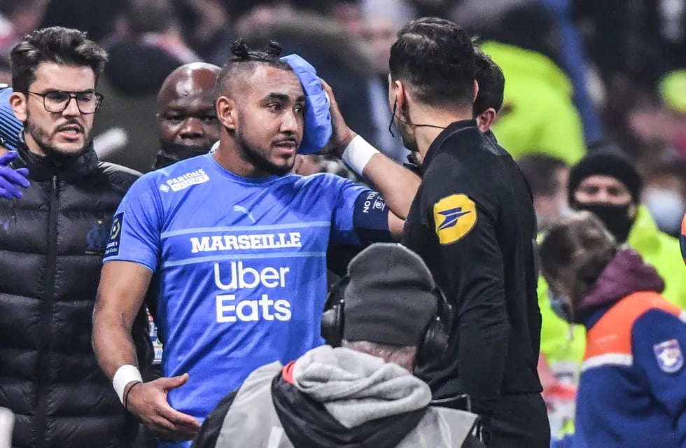 Suspendieron el duelo entre Olympique Marsella y Lyon por un botellazo a Dimitri Payet.
