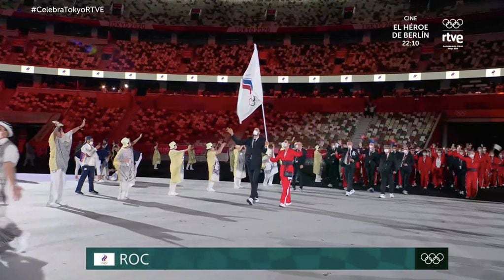 Los deportistas rusos se presentaron con la bandera del ROC.