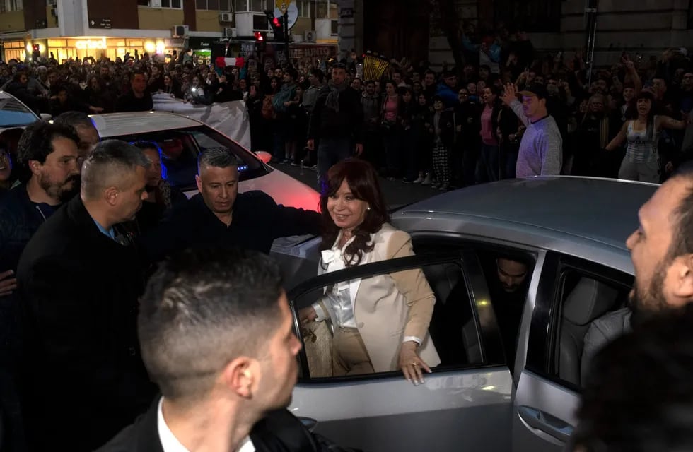 Manifestantes kirchneristas vuelven a la casa de Cristina Kirchner