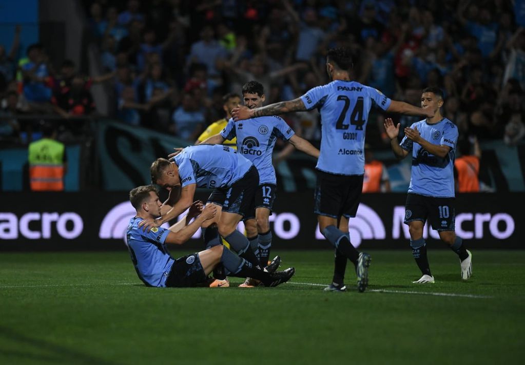 El festejo del cuarto gol de Belgrano de Esteban Rolón. (Facundo Luque / La Voz)