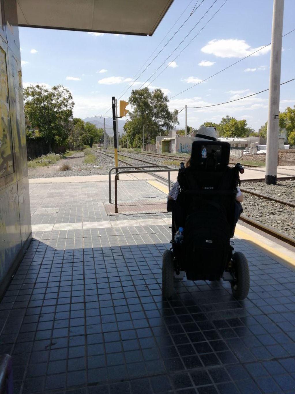 Valeria en la parada del Metrotranvía, transporte apto para personas con discapacidad y accesible. Aunque muchas veces las bajadas no estaban en condiciones y era complejo el retorno.