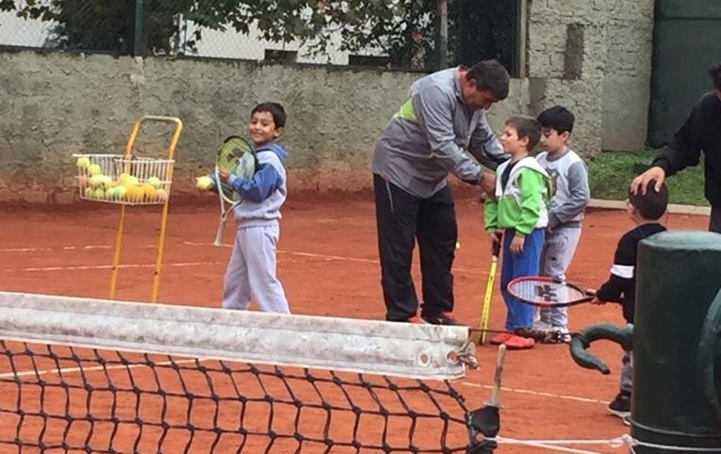 La escuela del Lawn Tenis Club recibe a muchos niños, pero por ahora la reanudación de la actividad habilita sólo a personas de entre 16 y 60 años.