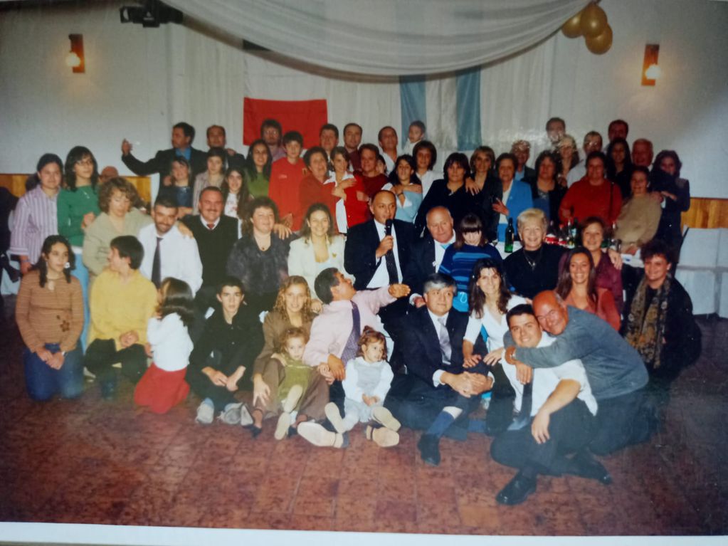 La familia materna y paterna de Gianni festejando los 50 años desde su llegada a Argentina.