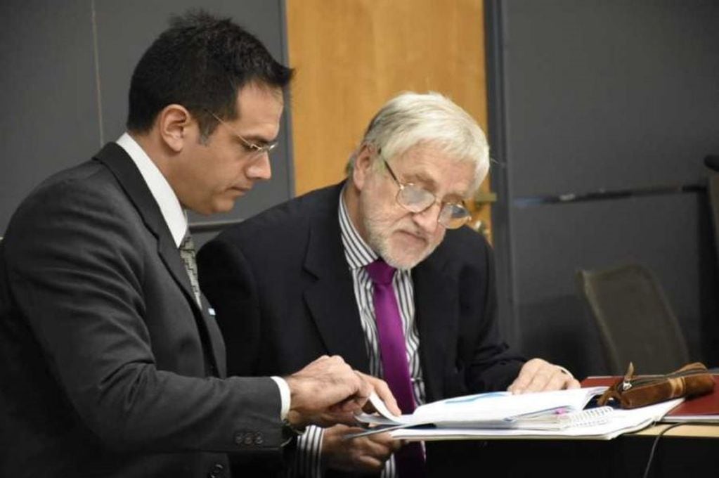 A la izquierda el ginecólogo Rodriguez Lastra junto a su abogado.