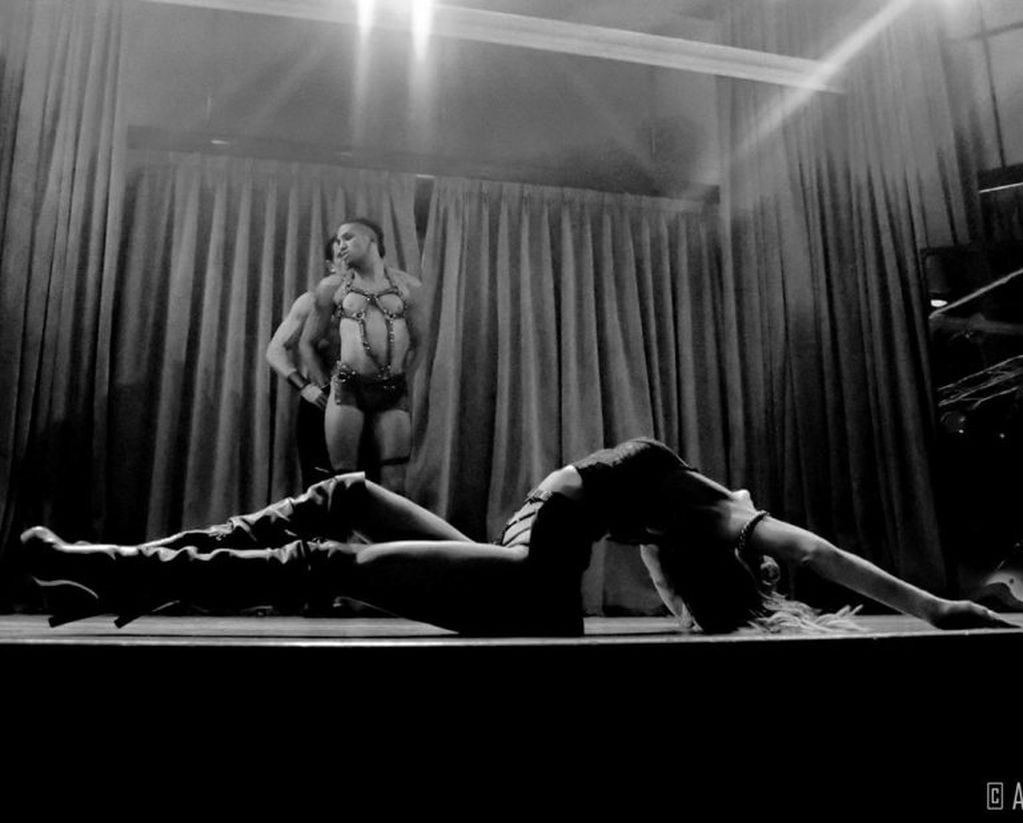 Noelia Marzol recostada sobre el escenario en "Sex, viví tu experiencia" Foto: Instagram/ @noeliamarzolok)