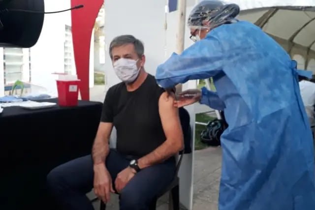 Vacunaron a Emilio Jatón contra el coronavirus