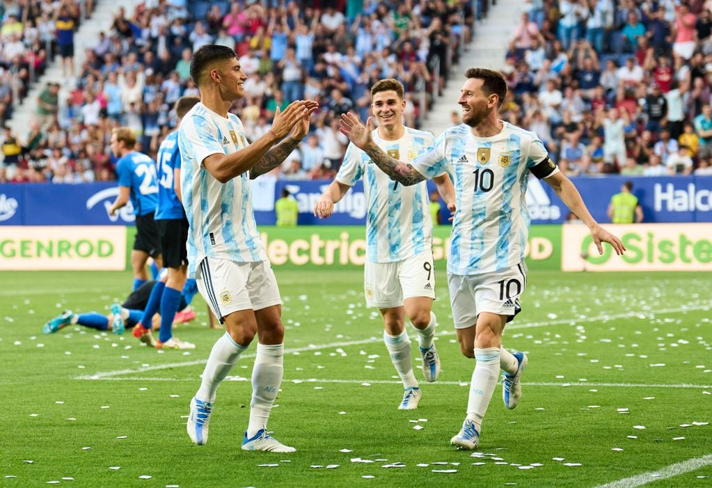 Messi festeja otro gol ante Estonia.