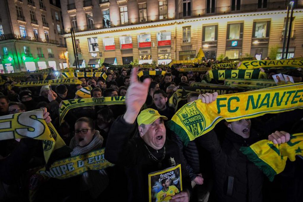 Hinchas del Nantes se juntaron en una plaza para pedir por Emiliano Sala. (AFP)
