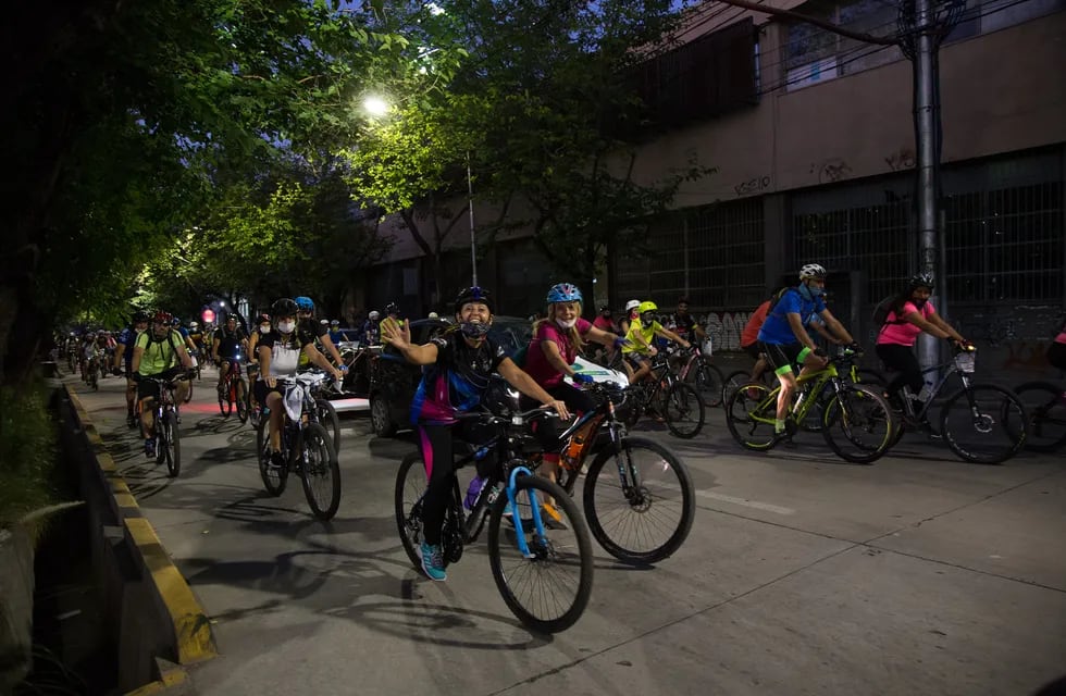 Numerosos vecinos y vecinas participaron de la primera bicicleteada nocturna que recorrió calles y terminó en el Parque Deportivo de Montaña. Gentileza MCM