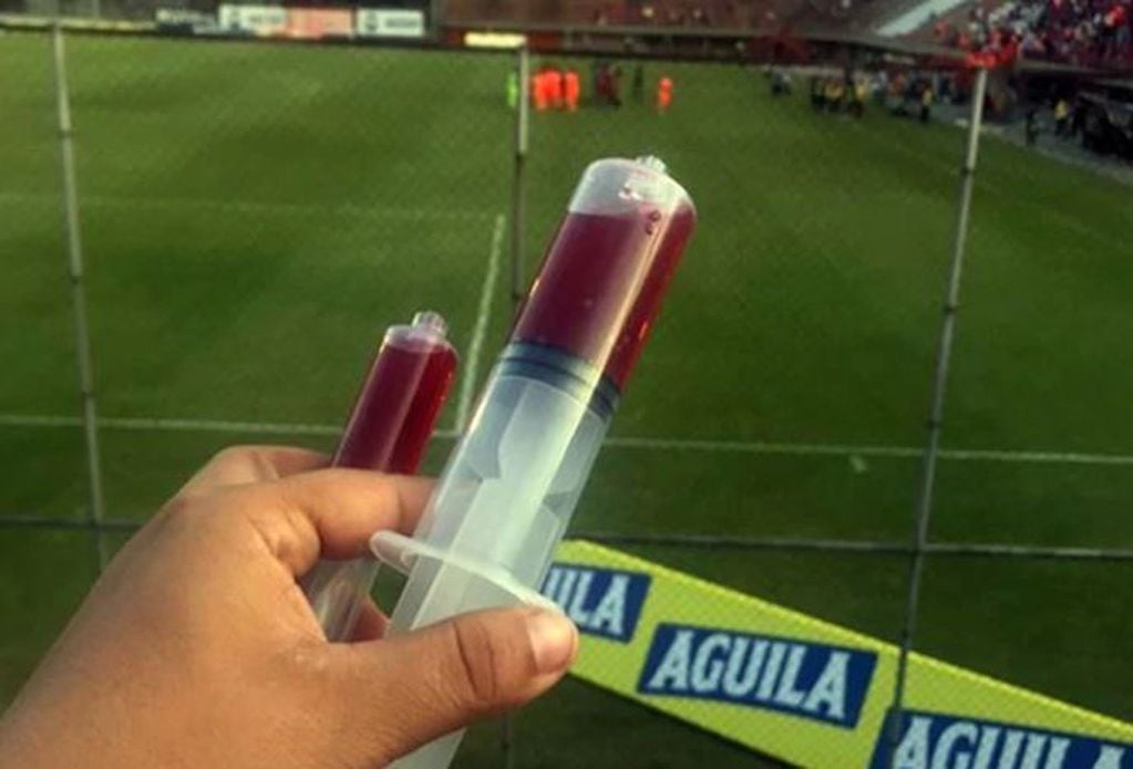 Hinchas de Independiente Medellín arrojaron jeringas con sangre a la cancha