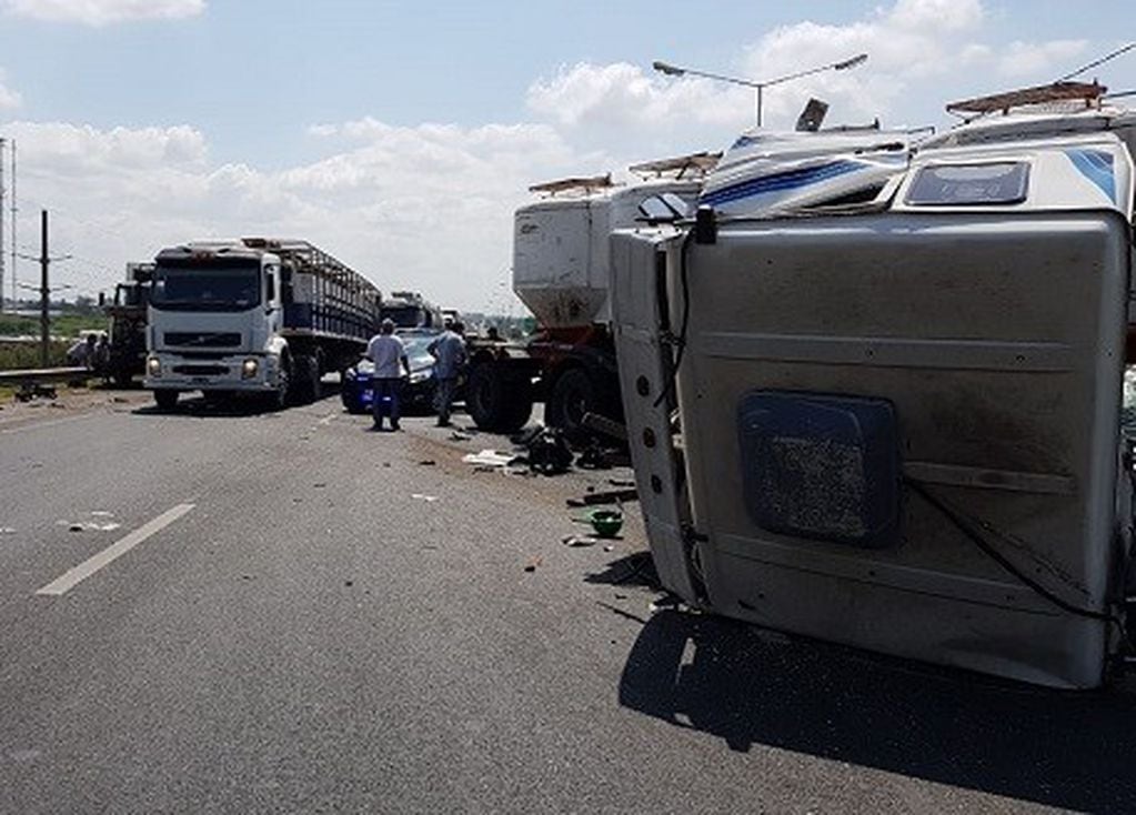 Dos camiones y dos automóviles chocaron en Circunvalación y Uriburu. (Ministerio de Seguridad)