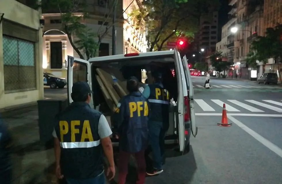 Secuestran objetos del departamento de Cristina Fernández de Kirchner.