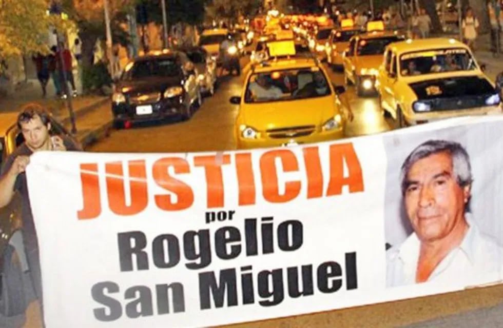 Taxistas neuquinos marchan para exigir justicia por Rogelio San Miguel.