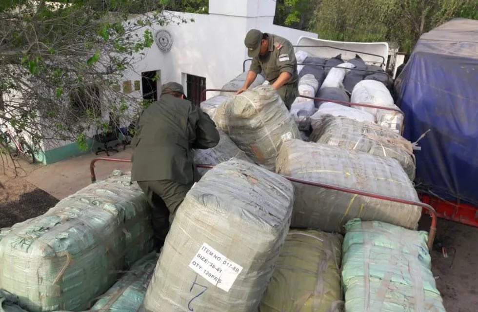 Gendarmería secuestró un millonario cargamento de mercadería ilegal en Ceres. (Gendarmería)