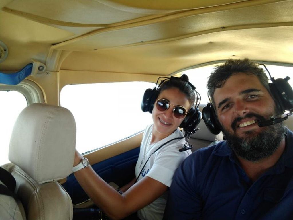 Lucía Castro junto a Matías Michelutti sobrevolando la Laguna