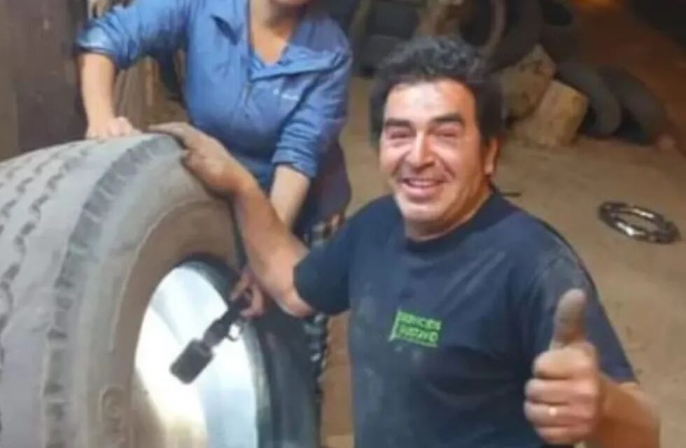 El gomero de Neuquén reparando el neumático pinchado.