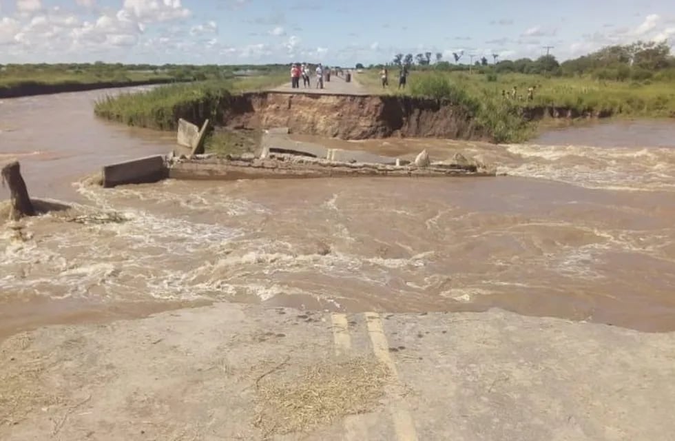 La brecha que cortó la Ruta Provincial 1 en Colonia Teresa se habría originado por canales clandestinos. (@gmalfaro)