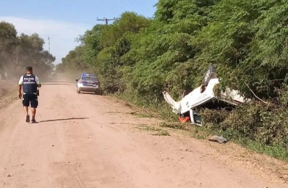 La camioneta fue encontrada tumbada en la zona rural.