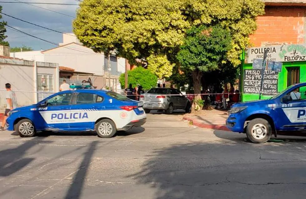 Investigan la muerte de una mujer policía en su casa en barrio Tranviarios.