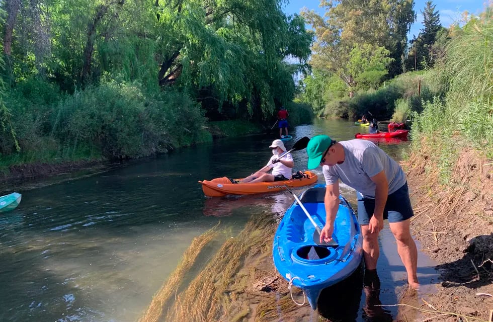 Recorrieron el río Atuel en kayak para limpiar el río Atuel.