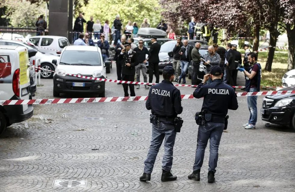 r5 ROMA (ITALIA), 12/05/2017.- Agentes de la policía italiana participan en una invesigación tras una pequeu00f1a explosión en la que no se registraron heridos, ante una oficina de correos en Roma, Italia, hoy, 12 de mayo de 2017. EFE/MASSIMO PERCOSSI