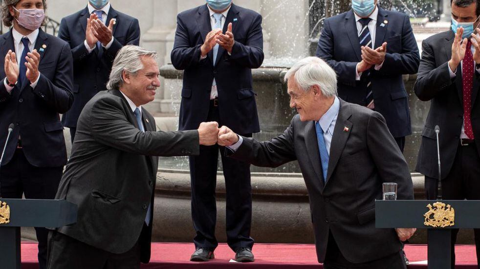 Alberto Fernández golpea con el puño al presidente de Chile, Sebastián Piñera, mientras hacen una declaración conjunta en el palacio presidencial de La Moneda en Santiago. (AP)