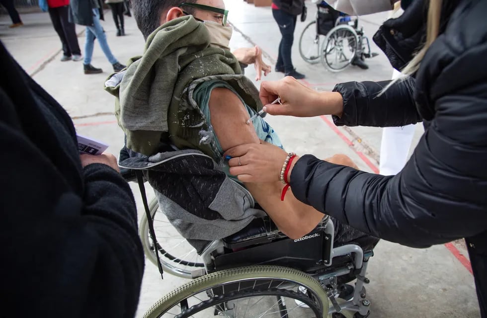 El ministerio de Salud y la municipalidad de la Ciudad de Mendoza realizaron un operativo donde vacunaron a personas discapacitadas que participan en los talleres municipales. Gentileza MCM