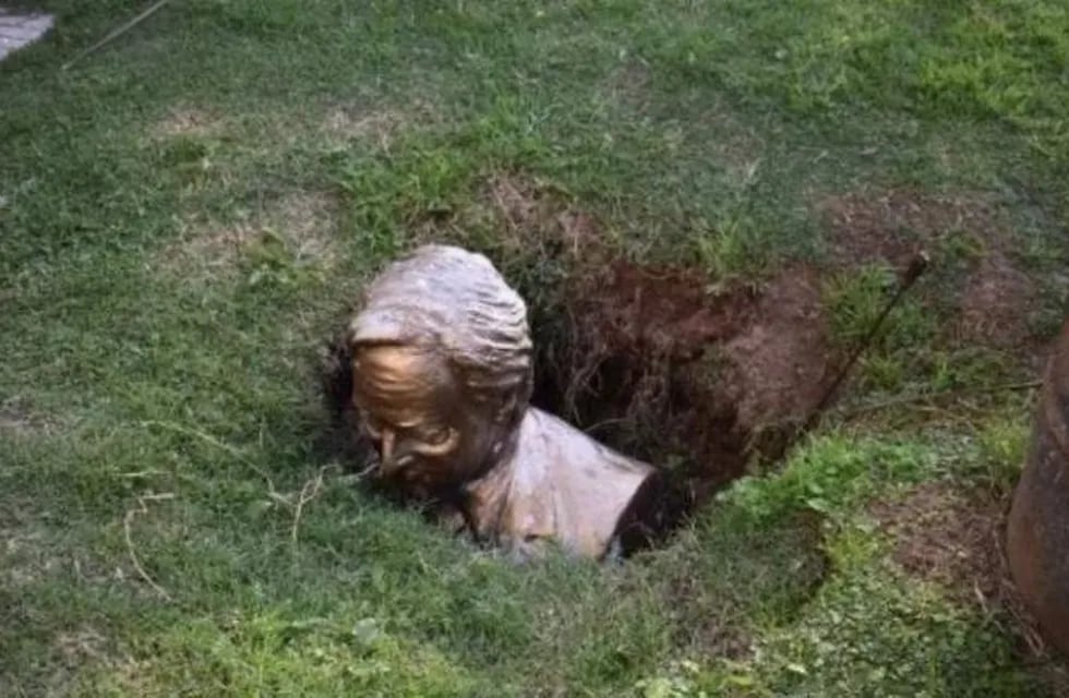 Rompieron y enterraron un busto de Néstor Kirchner en Roque Pérez (Foto: web)