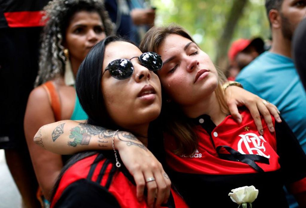 Los hinchas acompañaron a las familias de las victimas del incendio (AP Photo/Silvia Izquierdo)