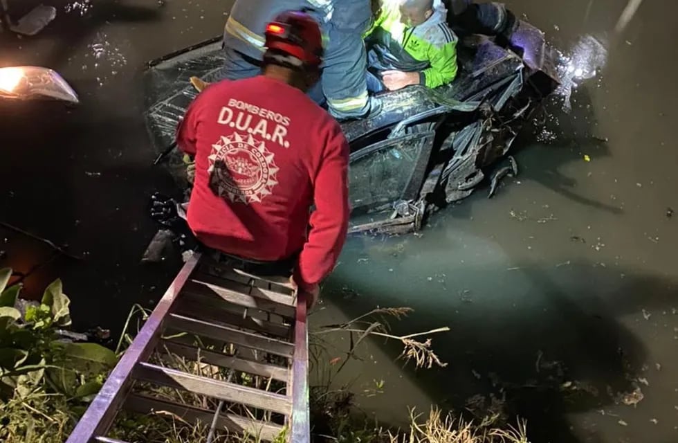 Un hombre fue rescatado de su vehículo, tras caer a un canal de agua.