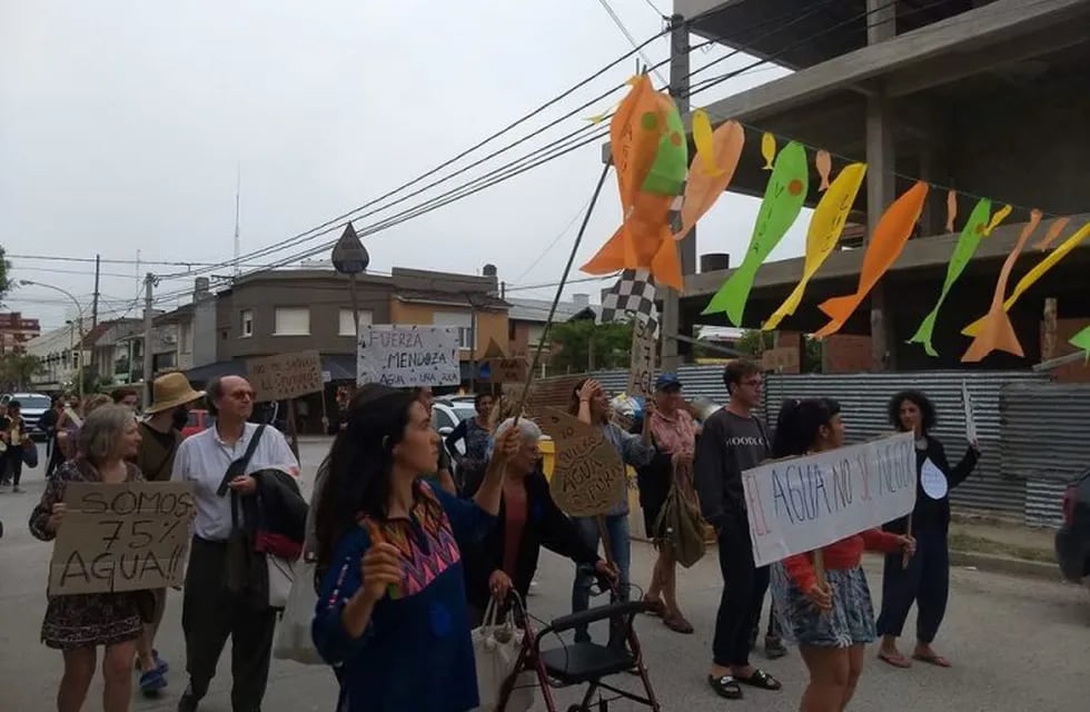 Manifestación en Claromecó en apoyo al reclamo mendocino por el agua (foto/facebook/RCC)