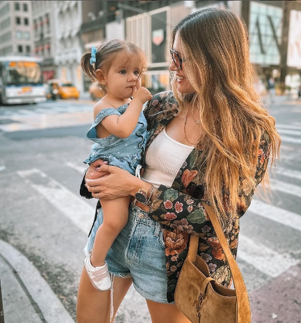 Stephanie Demner en Nueva York con su hija.