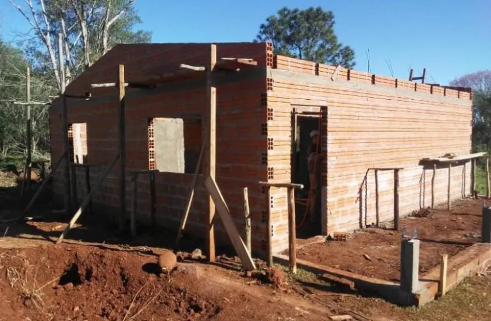 Campo Ramón: vecinos construyeron una casa para una familia que fue víctima de un incendio