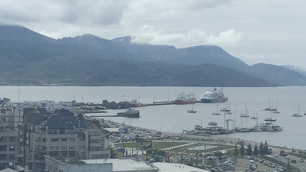 Actualmente, el "Ultramarine" es el único crucero amarrado en el puerto de Ushuaia.