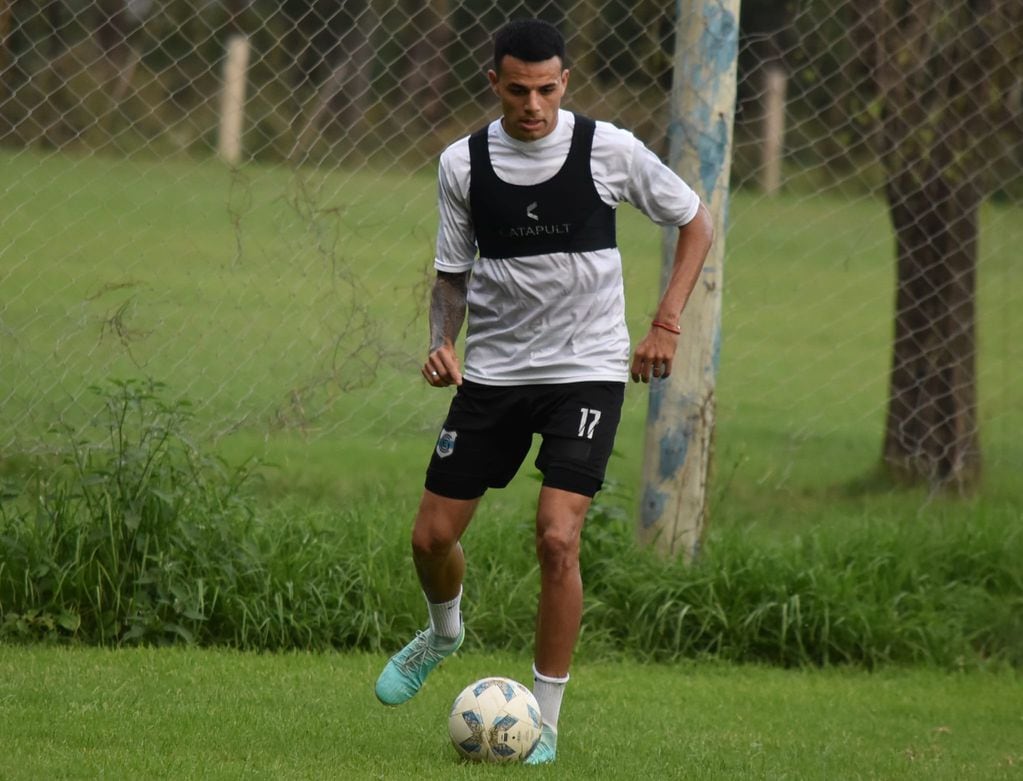 Mauro Osores (foto) ya está recuperado de su lesión y tiene un pie en el once titular que propondría el DT Matías Módolo este domingo.